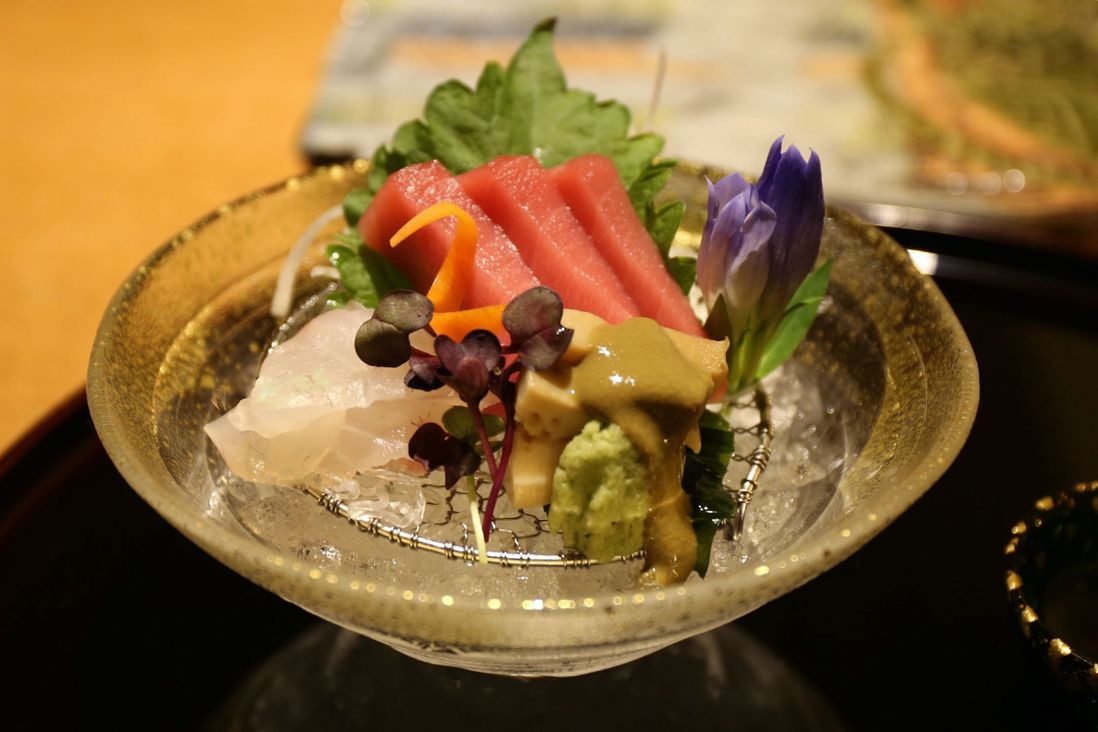 Sashimi with tuna, tai and sake-steeped abalone<br>